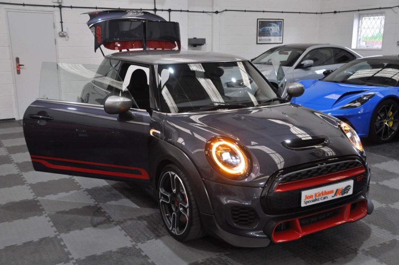 MINI HATCH