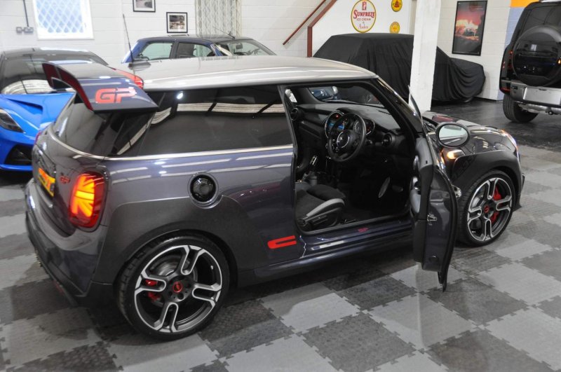 MINI HATCH