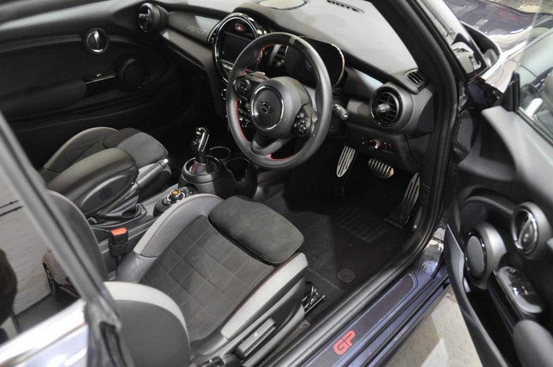 MINI HATCH