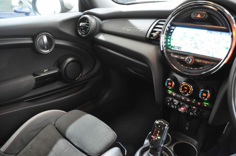 MINI HATCH