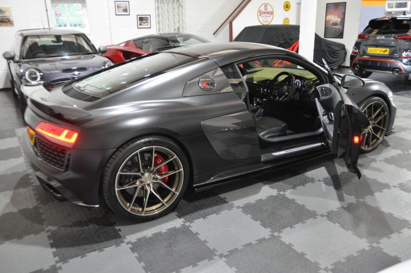 AUDI R8