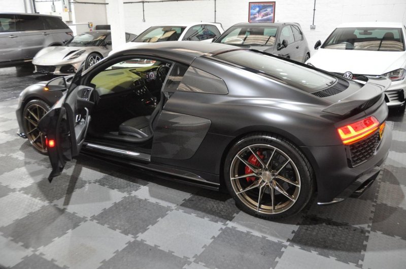 AUDI R8