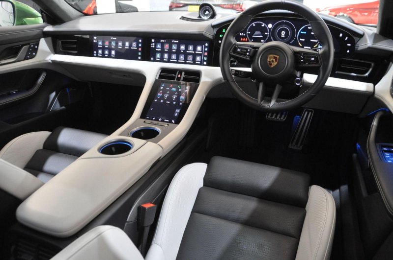 PORSCHE TAYCAN