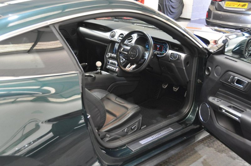 FORD MUSTANG