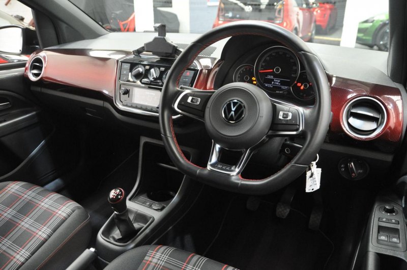 VOLKSWAGEN UP